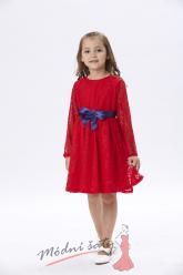 Červené krajkové šaty s modrou mašlí
